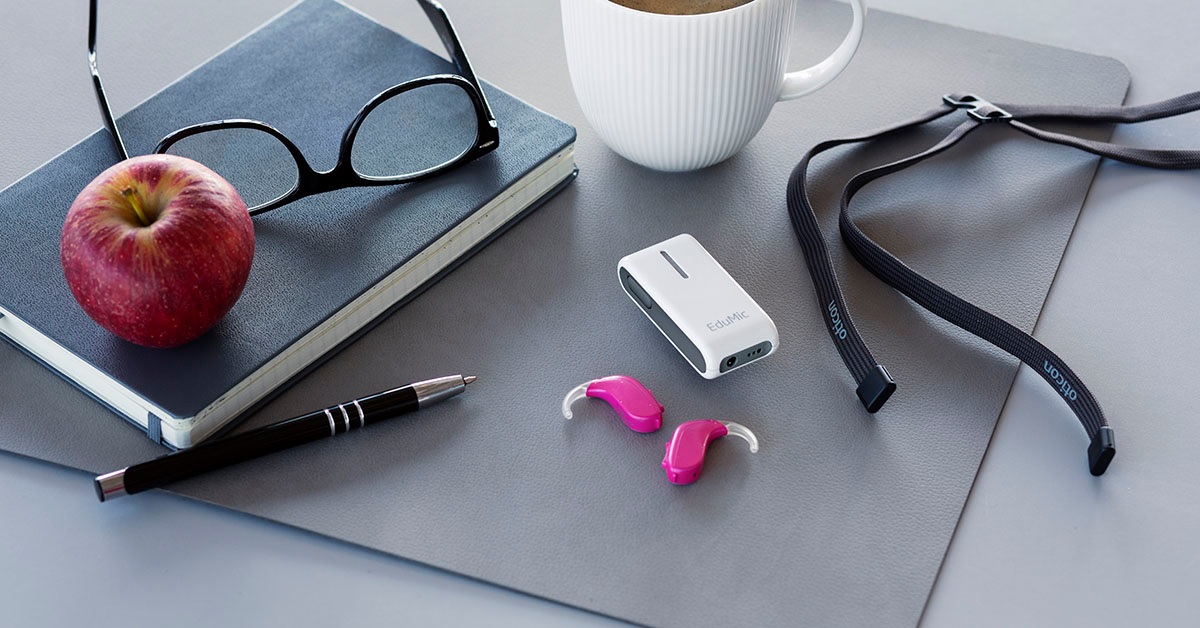 Oticon EduMic Schreibtisch Größenvergleich