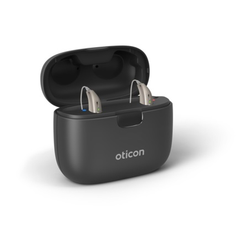 Oticon SmartCharger mit Hörgeräten (nicht im Lieferumfang enthalten)