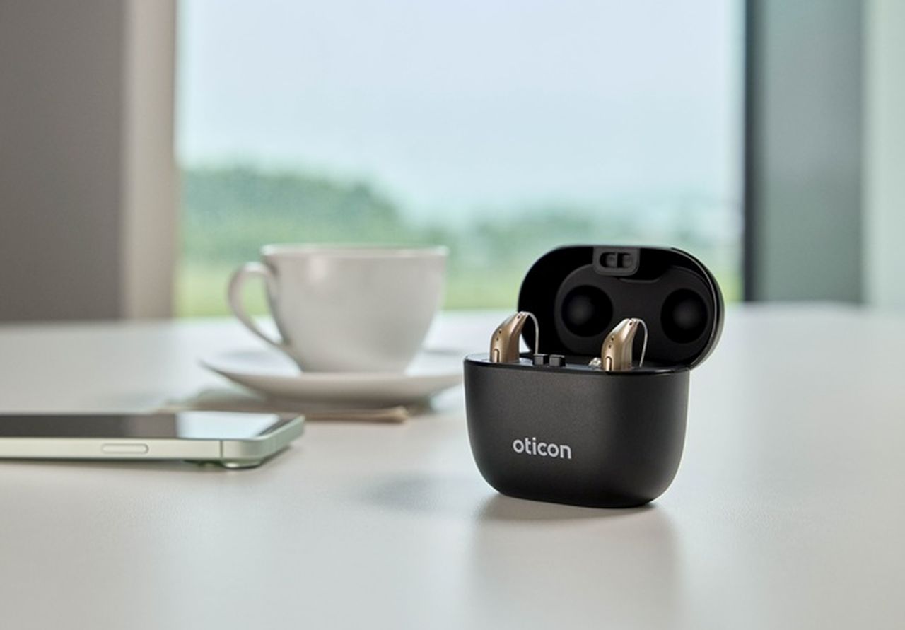 Oticon Smart Charger Sirius (hier mit Hörgerten abgebildet)